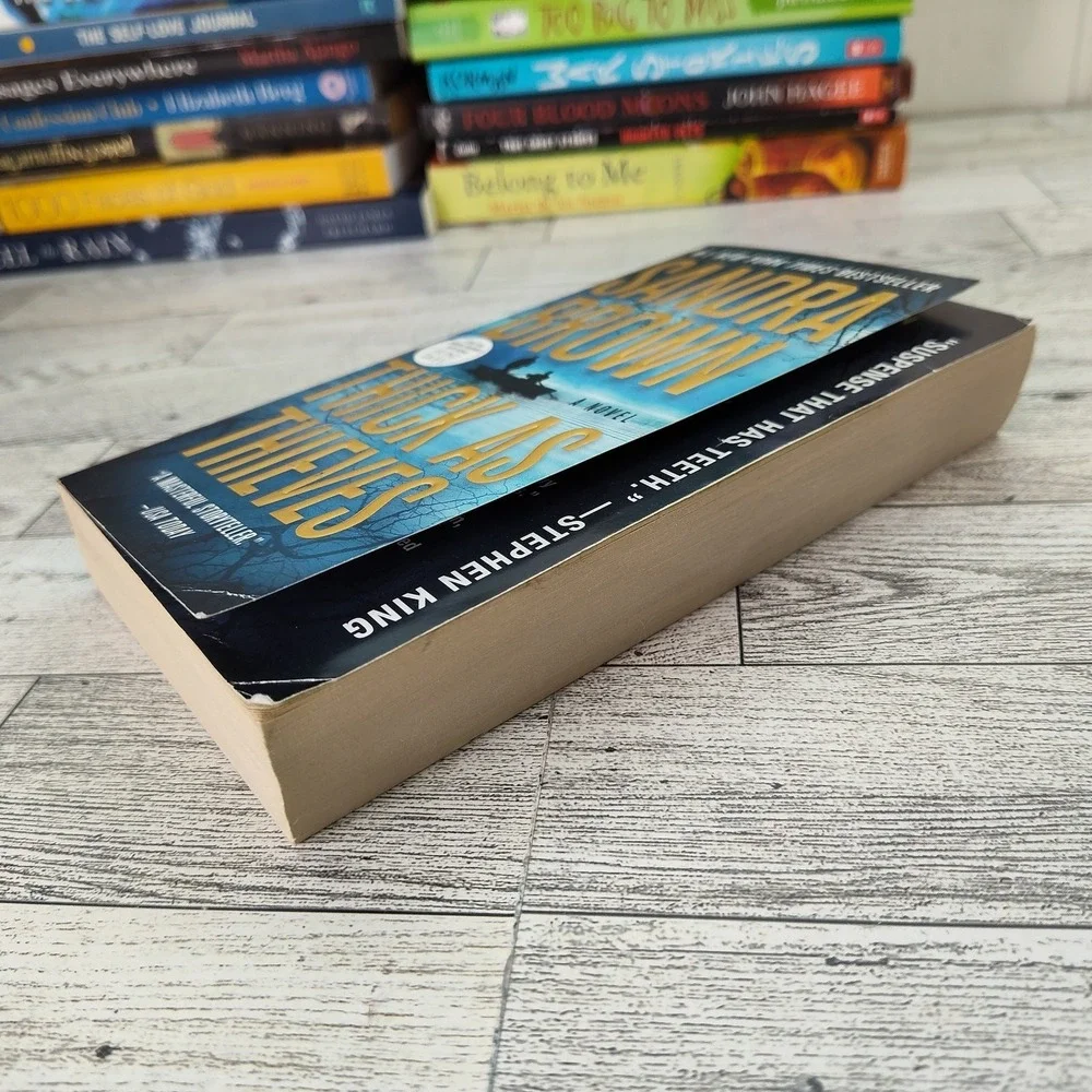 Thick as Thieves Sandra Brown‎ 2021 Paperback 1st Edition Thriller PB